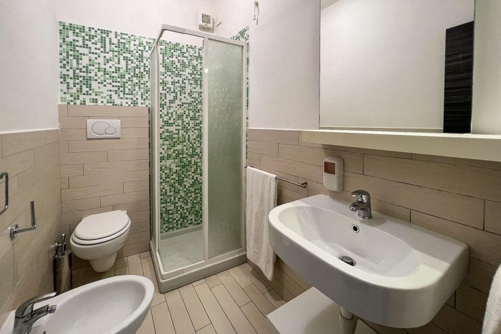 Bagno - Camera Family Hotel Brigantino