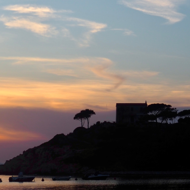 Vista panoramica dell’Isola d’Elba al tramonto, con Procchio e il mare