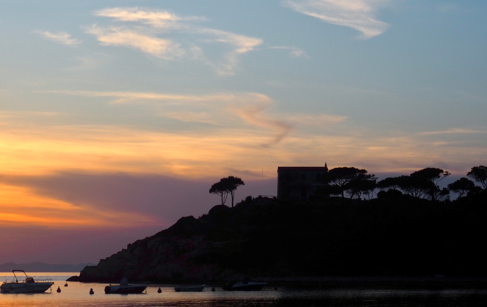 Vista panoramica dell’Isola d’Elba al tramonto, con Procchio e il mare