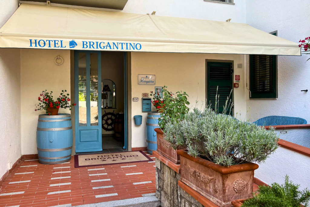 entrata dell'Hotel Brigantino con le piante