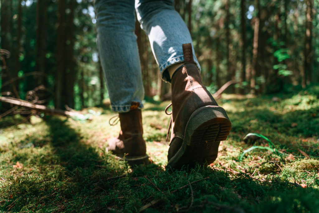 Persona che cammina in natura