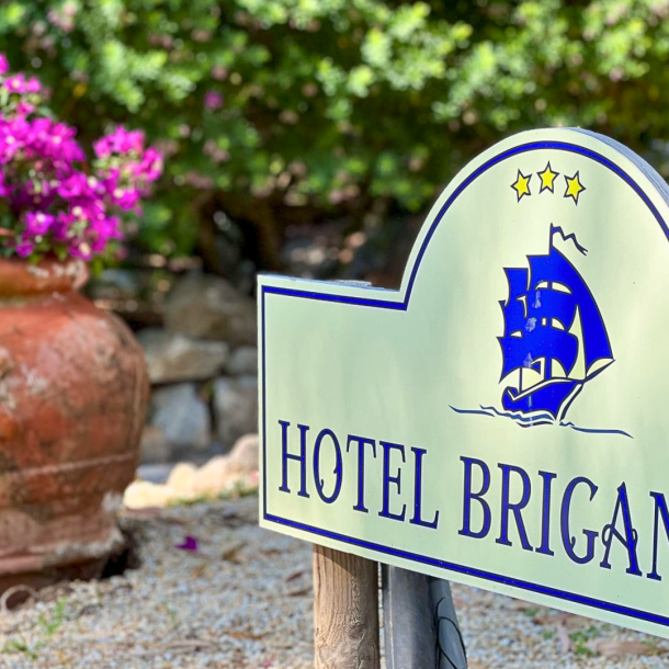 cartello dell'hotel brigantino