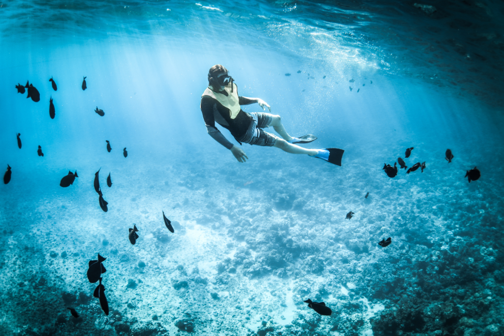 persona che fa un'immersione in mare