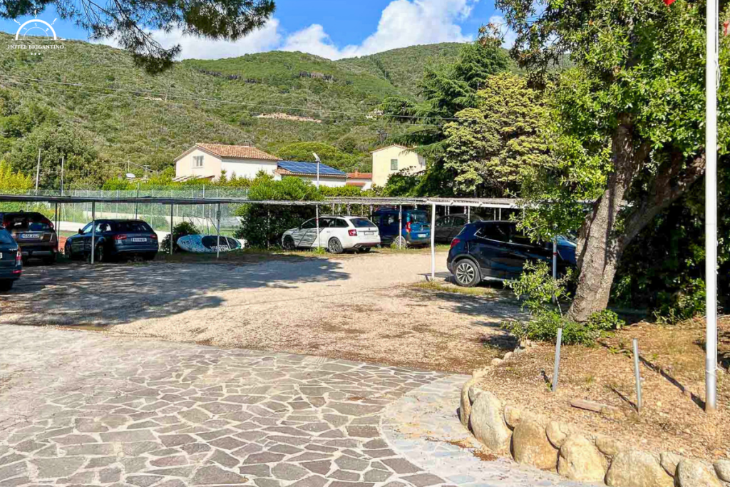parcheggio con macchine