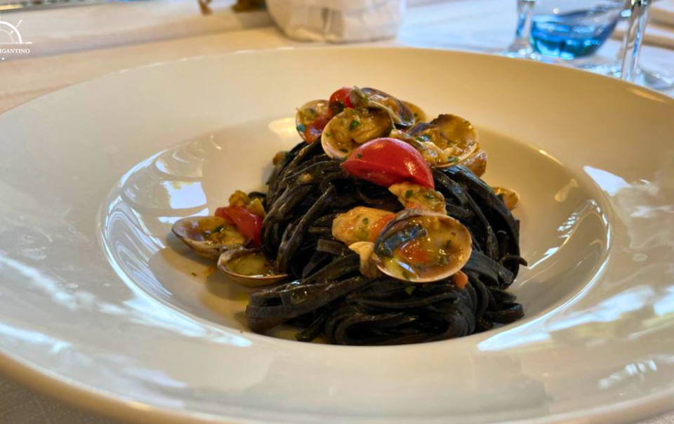 piatto di pasta allo scoglio