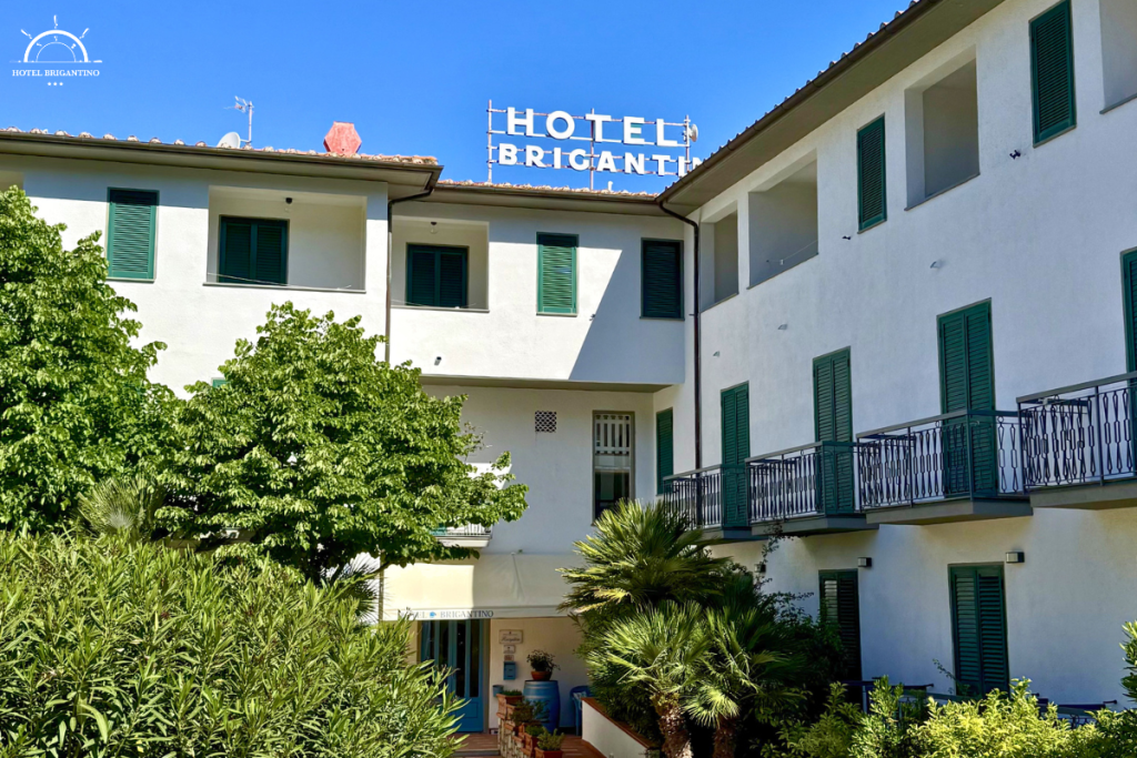 facciata dell'hotel brigantino a procchio isola d'elba