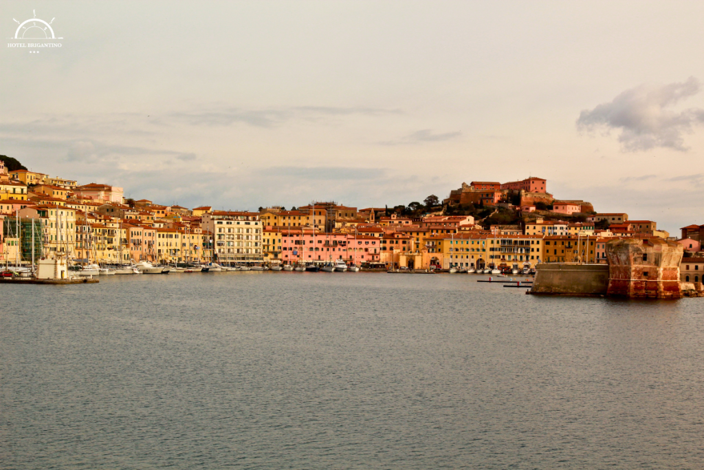 porto vecchio di Portoferraio visto dal mare